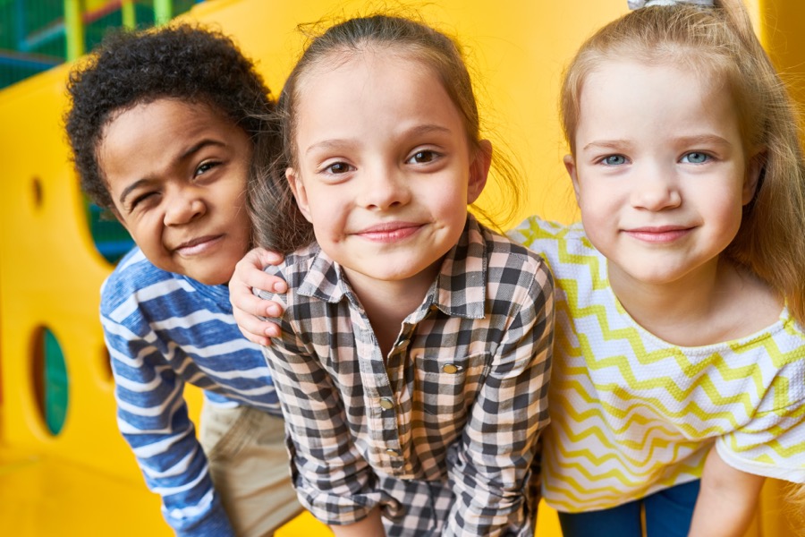 Enfant qui rit aux éclats