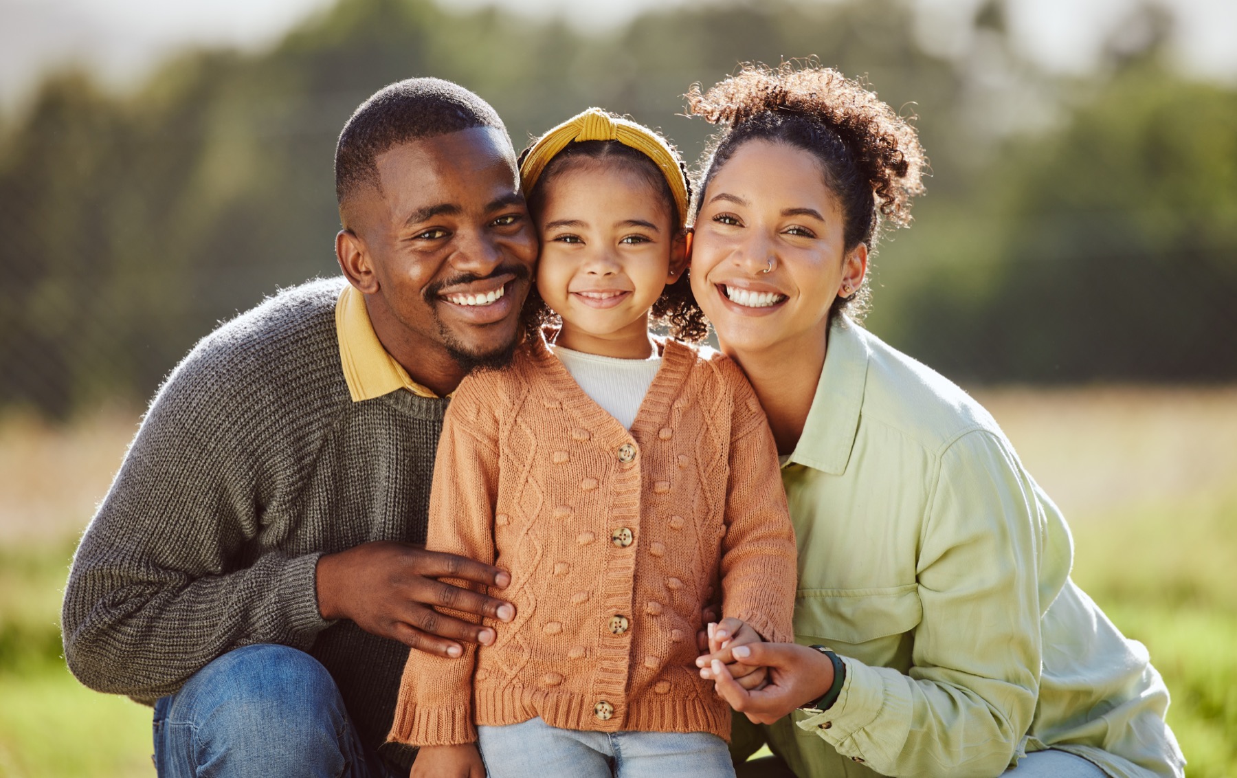 Famille souriante en séance photo lifestyle par Houssem Rahmouni