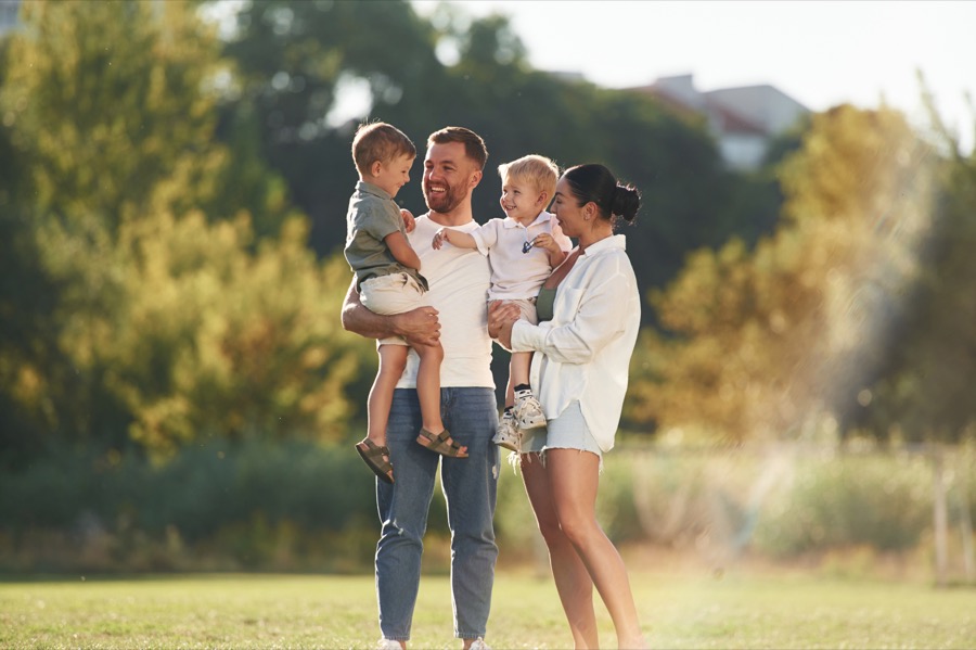 Famille souriante à l'extérieur