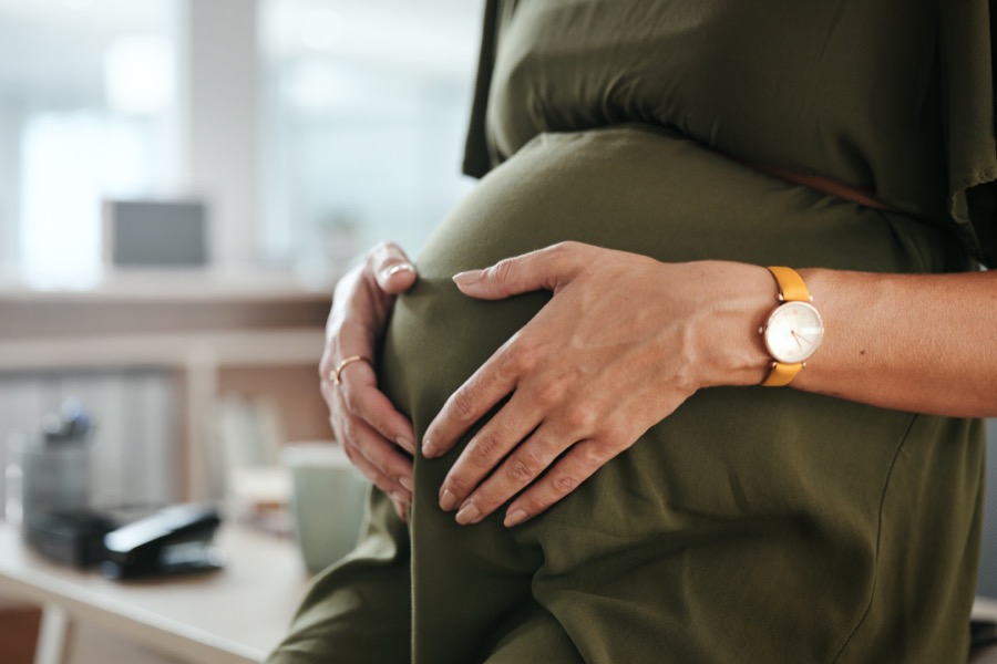 Portrait de grossesse en extérieur